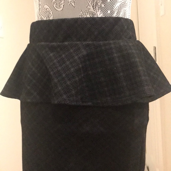 Cute black pencil skirt ⭐️ - Picture 2 of 5